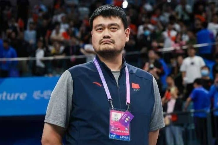 双腿吊起乳夹女仆调教视频